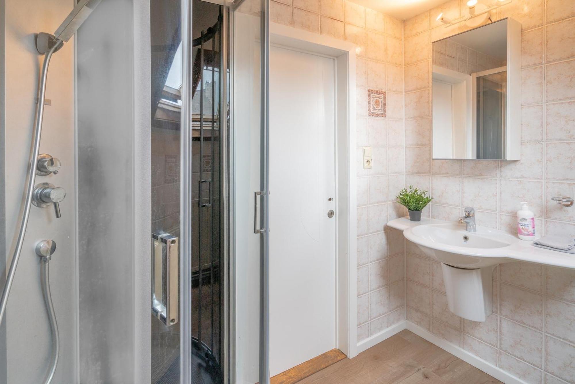 Authentic Apartments In The Center Of Антверпен Екстериор снимка
